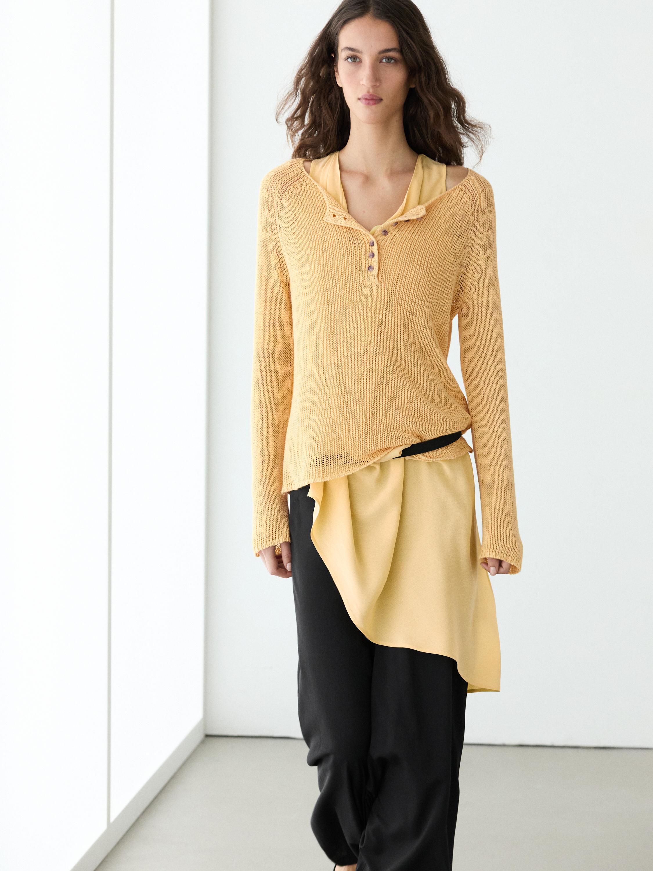 100% linen knit sweater with collar detail